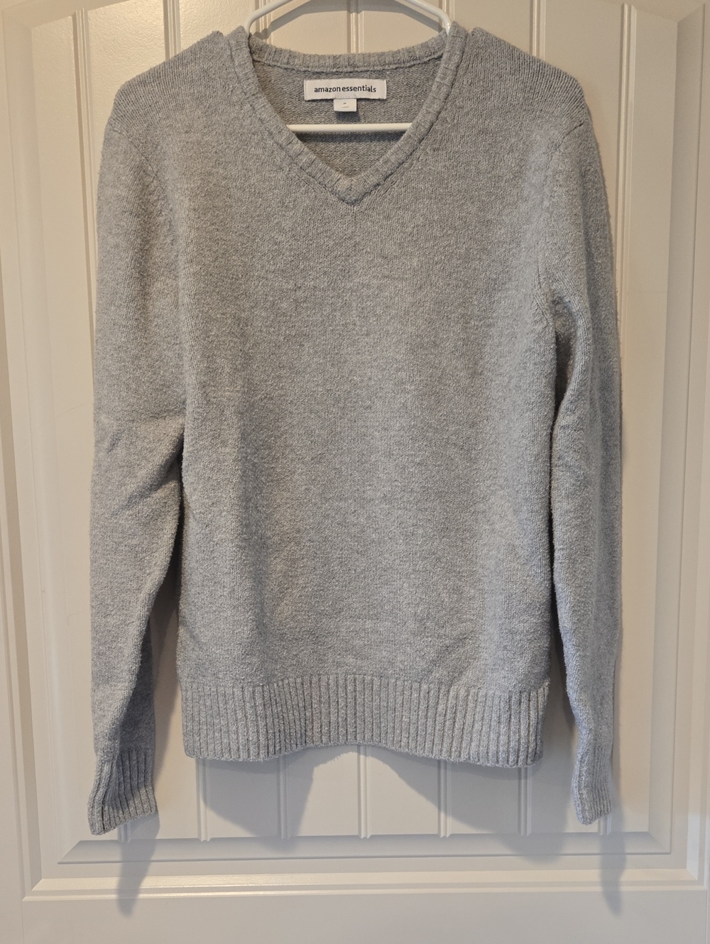 Amazon Essentials Men's Light Gray Medium V-Neck Knit Sweater